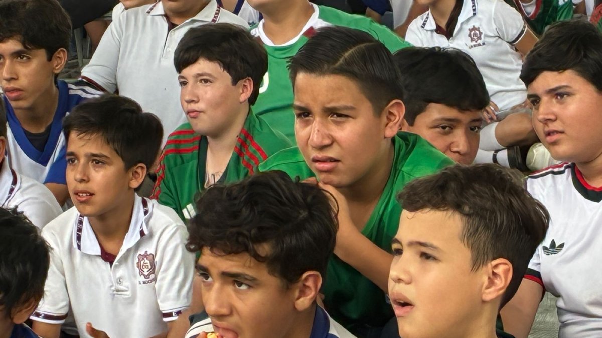 pantallas gigantes y ambiente mundialista invaden las escuelas de los mochis estudiante