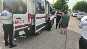 pareja de motociclistas son arrollados por camioneta en colonia estrella de los mochis