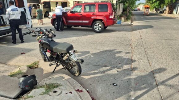 Pareja de motociclistas ingresa a hospital tras ser arrollados por una camioneta en colonia Estrella de Los Mochis, Sinaloa