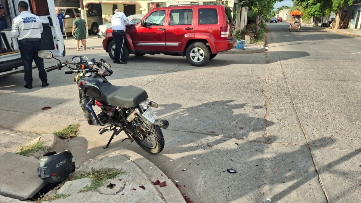 pareja de motociclistas son arrollados por camioneta en colonia estrella de los mochis lugar