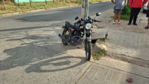 pareja de motociclistas son arrollados por camioneta en colonia estrella de los mochis sinaloa