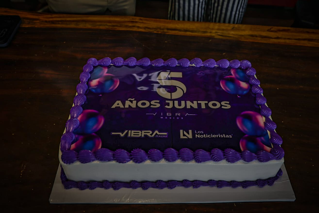 Pastel de aniversario Vibra Radio
