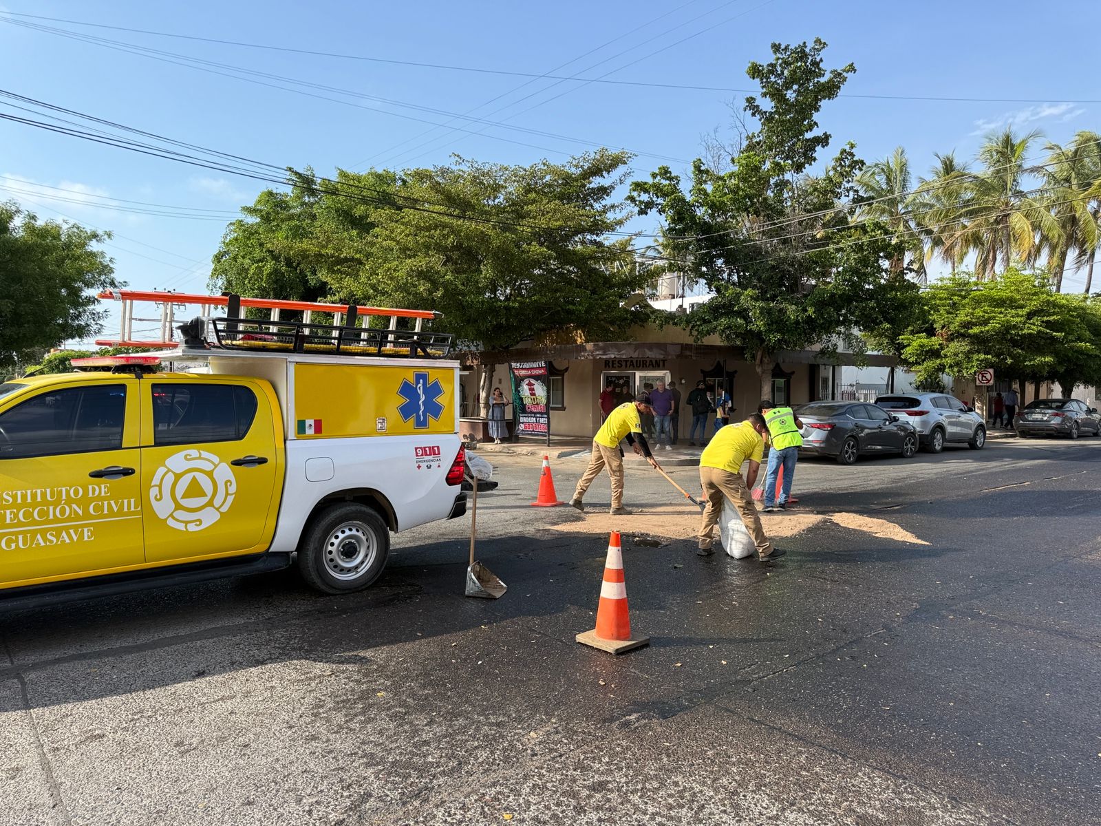 PC Guasave mitiga riesgos tras derrame de aceite en la calle Vicente Guerrero