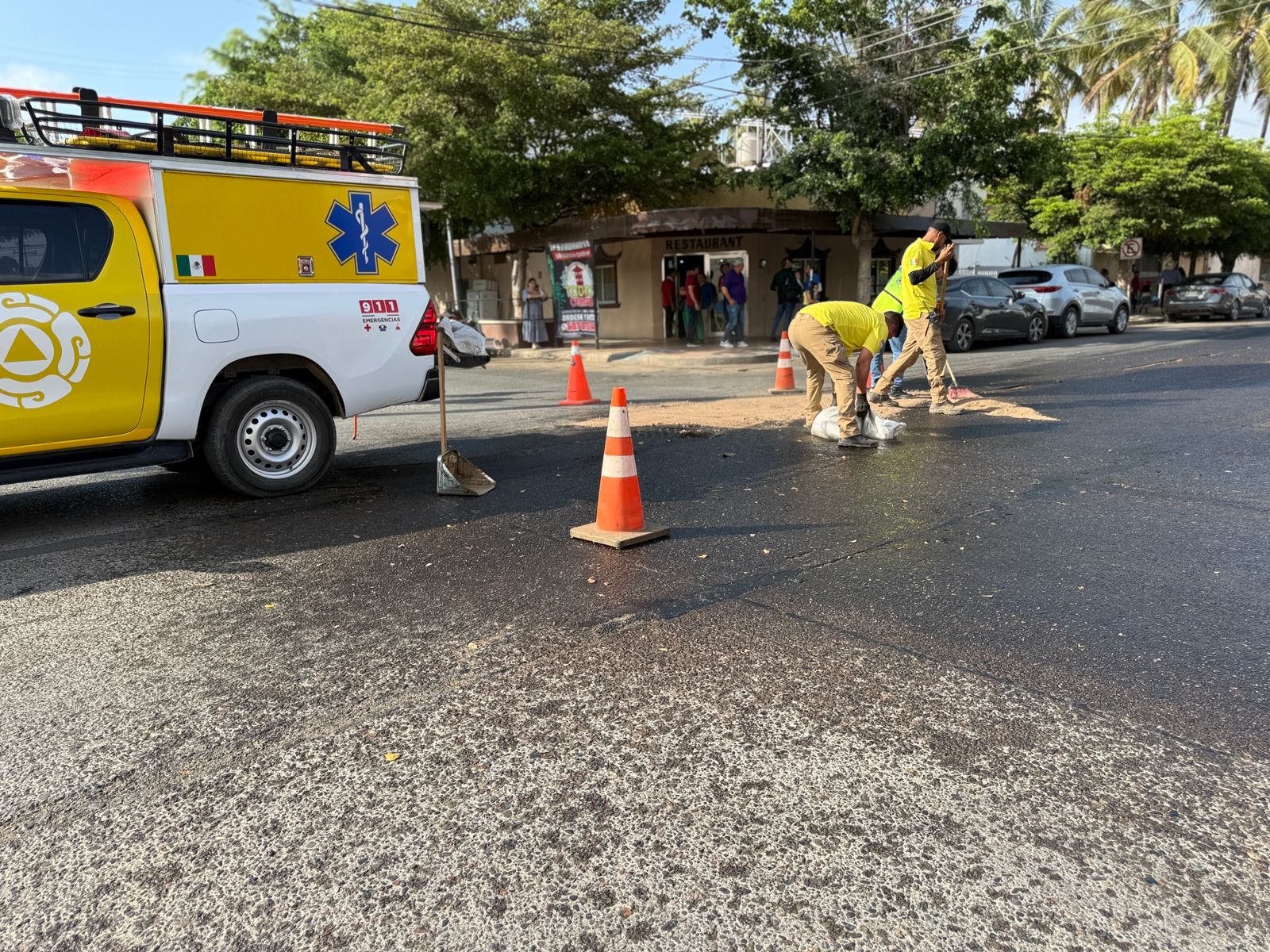 PC Guasave mitiga riesgos tras derrame de aceite en la calle Vicente Guerrero