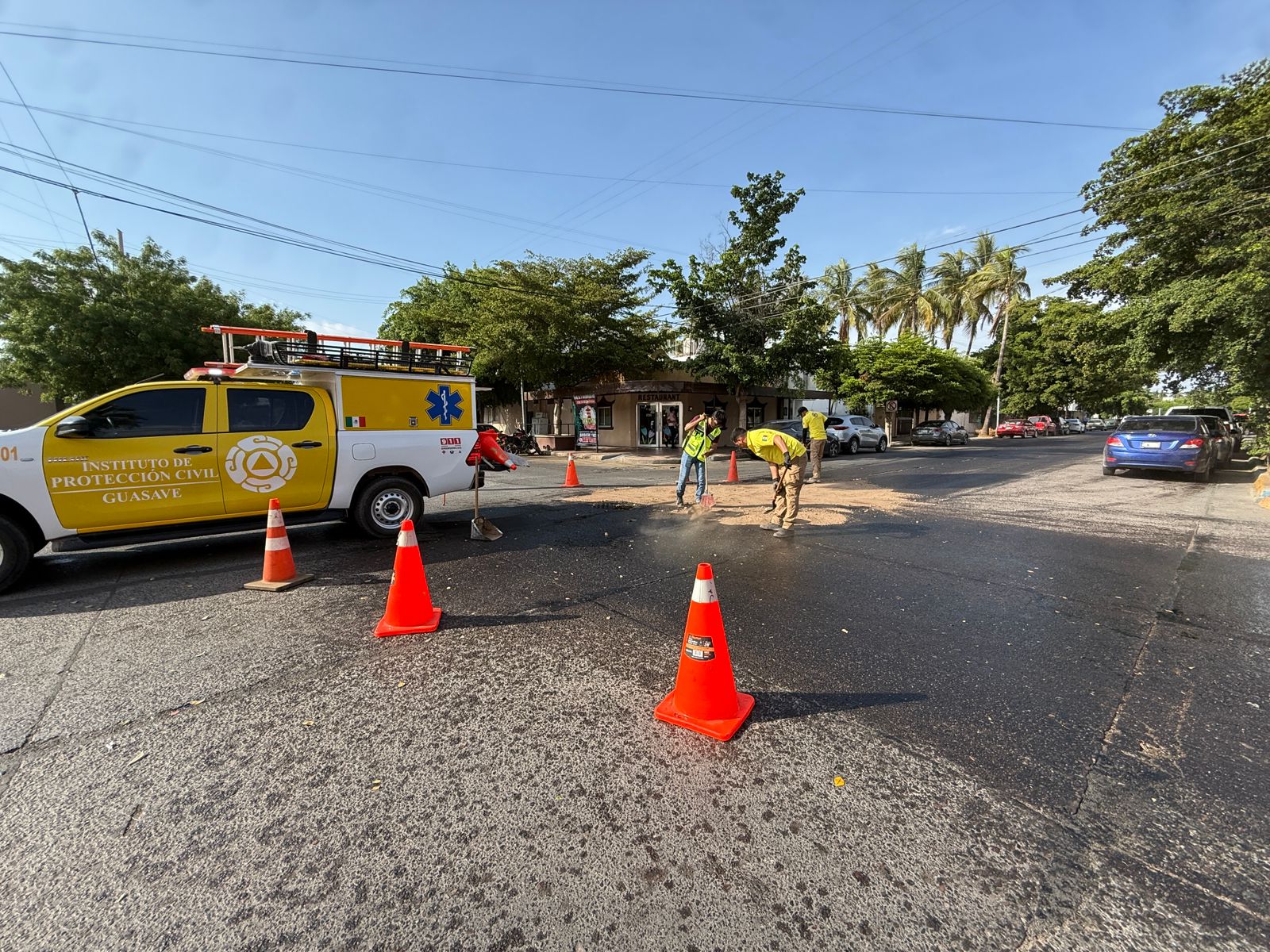 PC Guasave mitiga riesgos tras derrame de aceite en la calle Vicente Guerrero