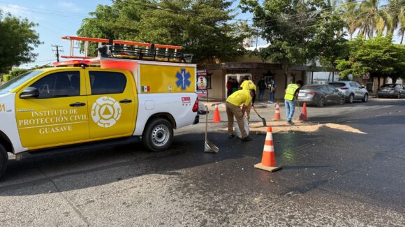 Derrame de grasa y aceite obliga al cierre de la calle Vicente Guerrero en Guasave; PC anuncia inspecciones a restaurantes