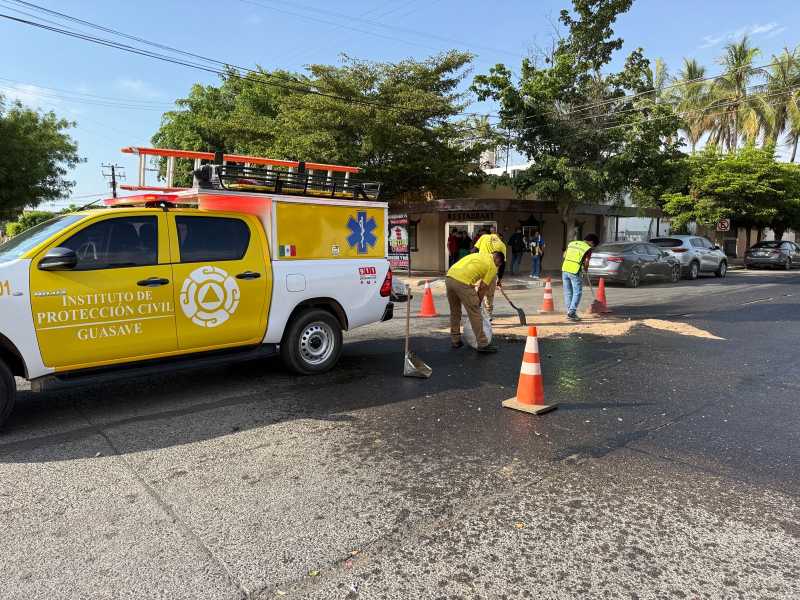 PC Guasave mitiga riesgos tras derrame de aceite en la calle Vicente Guerrero
