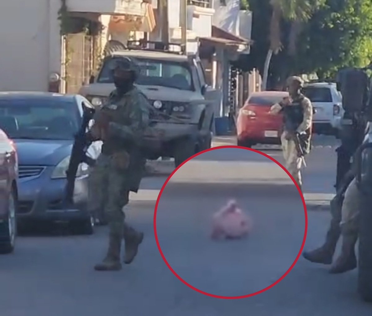 Peluche de cerdito en zona de asesinato en Culiacán, Sinaloa