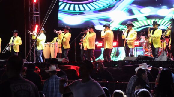 Pequeños Musical hace vibrar Mazatlán, Sinaloa, con una noche de nostalgia y grandes éxitos