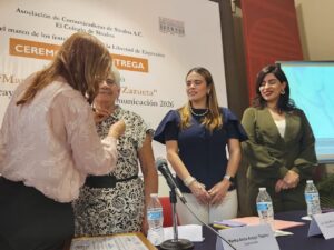Martha Alicia Araujo Trapero recibe la Medalla al Mérito “María Teresa Zazueta y Zazueta”