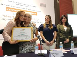 Martha Alicia Araujo Trapero recibe la Medalla al Mérito “María Teresa Zazueta y Zazueta”