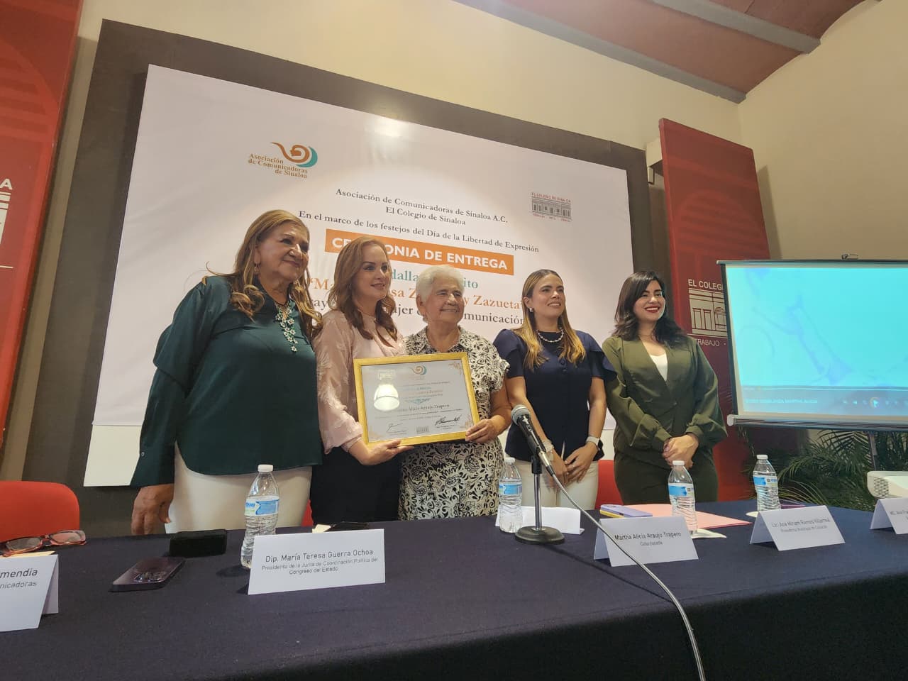 Martha Alicia Araujo Trapero recibe la Medalla al Mérito “María Teresa Zazueta y Zazueta”