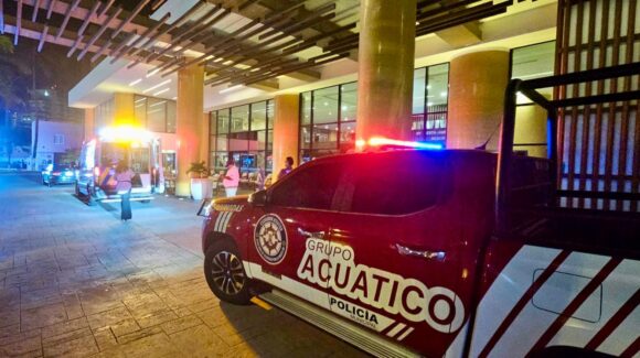 Rescatan a persona con dificultades para salir del mar en Playa Gaviotas, Mazatlán, Sinaloa