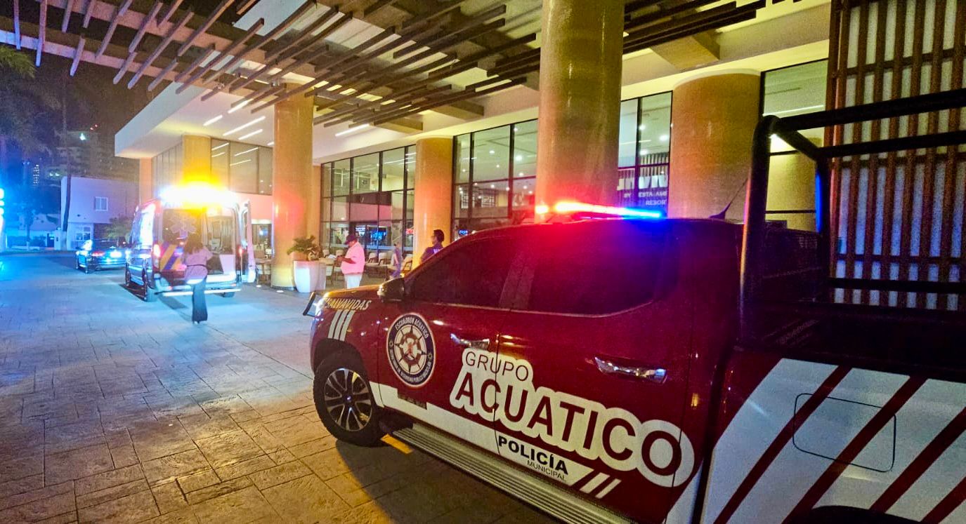 Persona es rescatada de Playa Gaviotas, Mazatlán