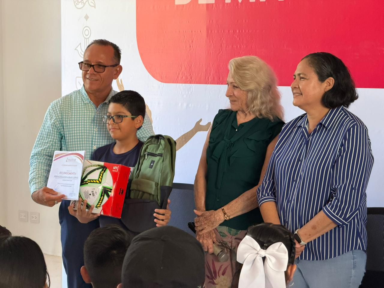 Premian a niñas y niños ganadores del concurso “Las historias de mi pueblo” en Mazatlán