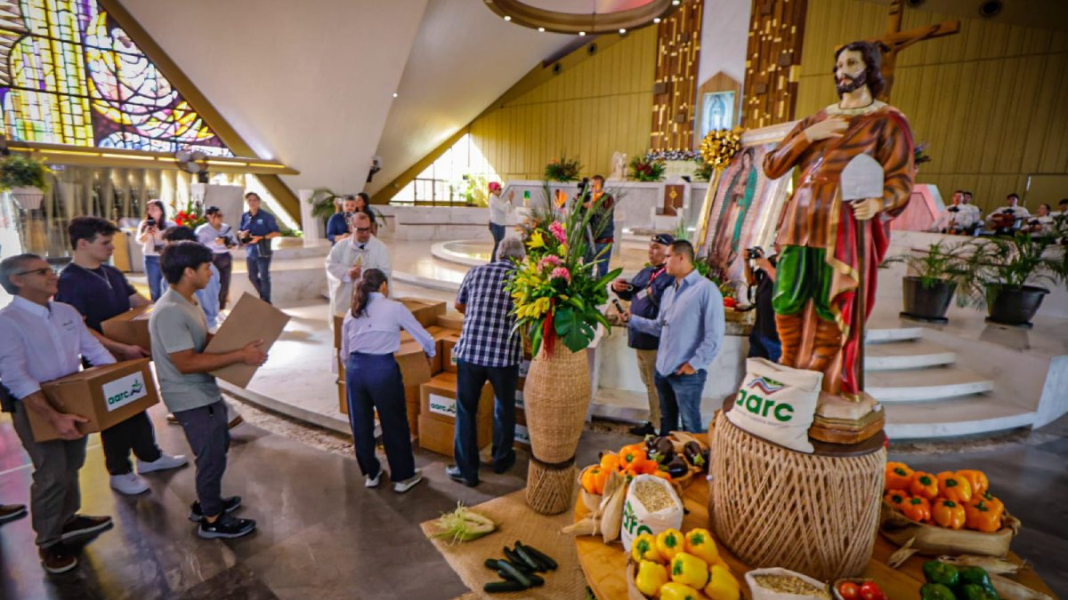 productores de culiacan celebran misa por dia del agricultor altar