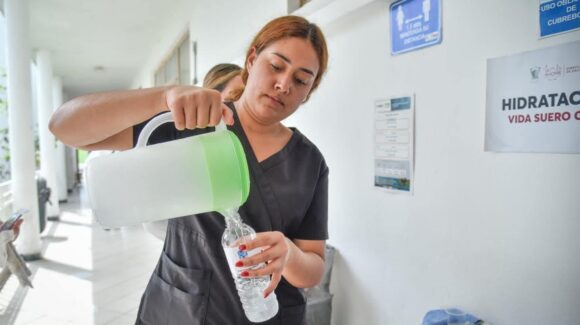Reparten más de mil litros de suero oral en puestos de hidratación en Guasave, Sinaloa; Salud espera nueva dotación