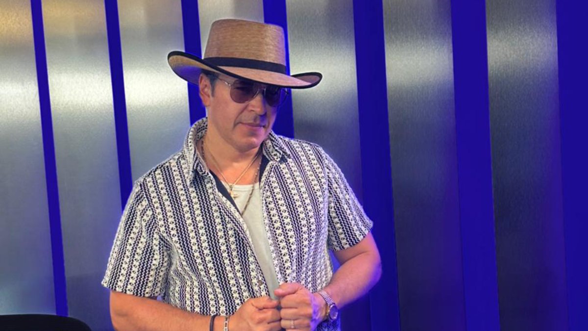 raul sandoval toman la cabina de vibra radio