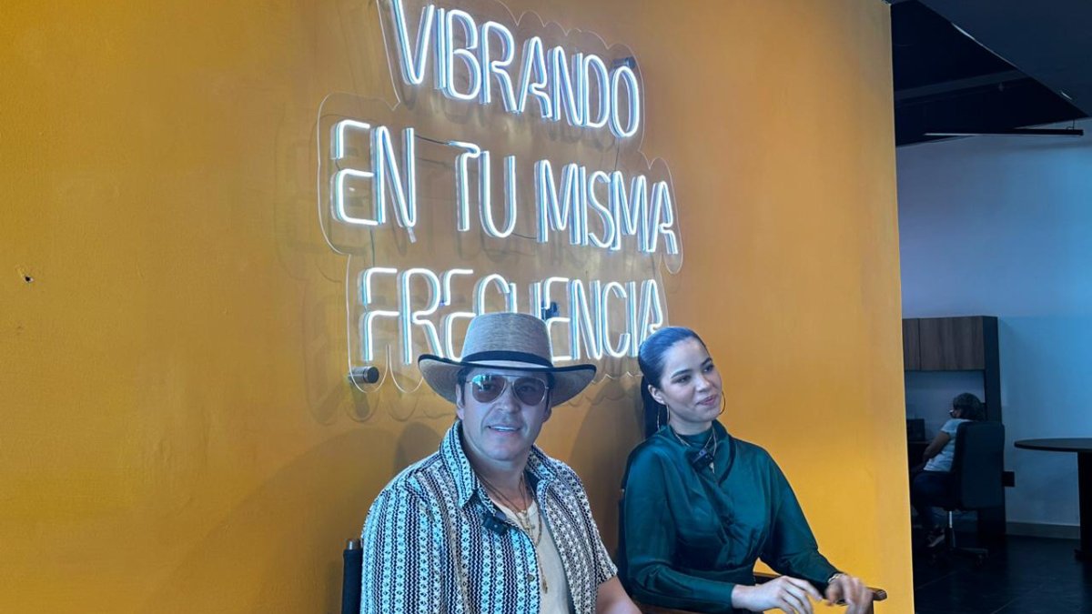 raul sandoval y silvia zepeda toman la cabina de vibra radio artistas