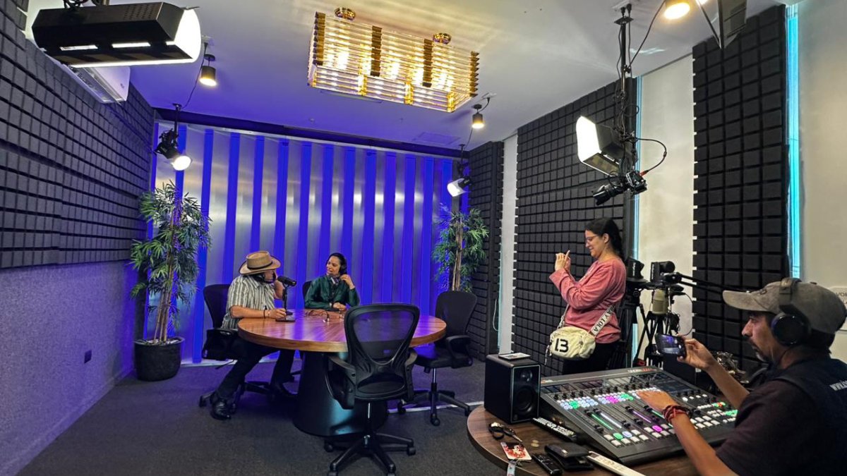 raul sandoval y silvia zepeda toman la cabina de vibra radio cabina