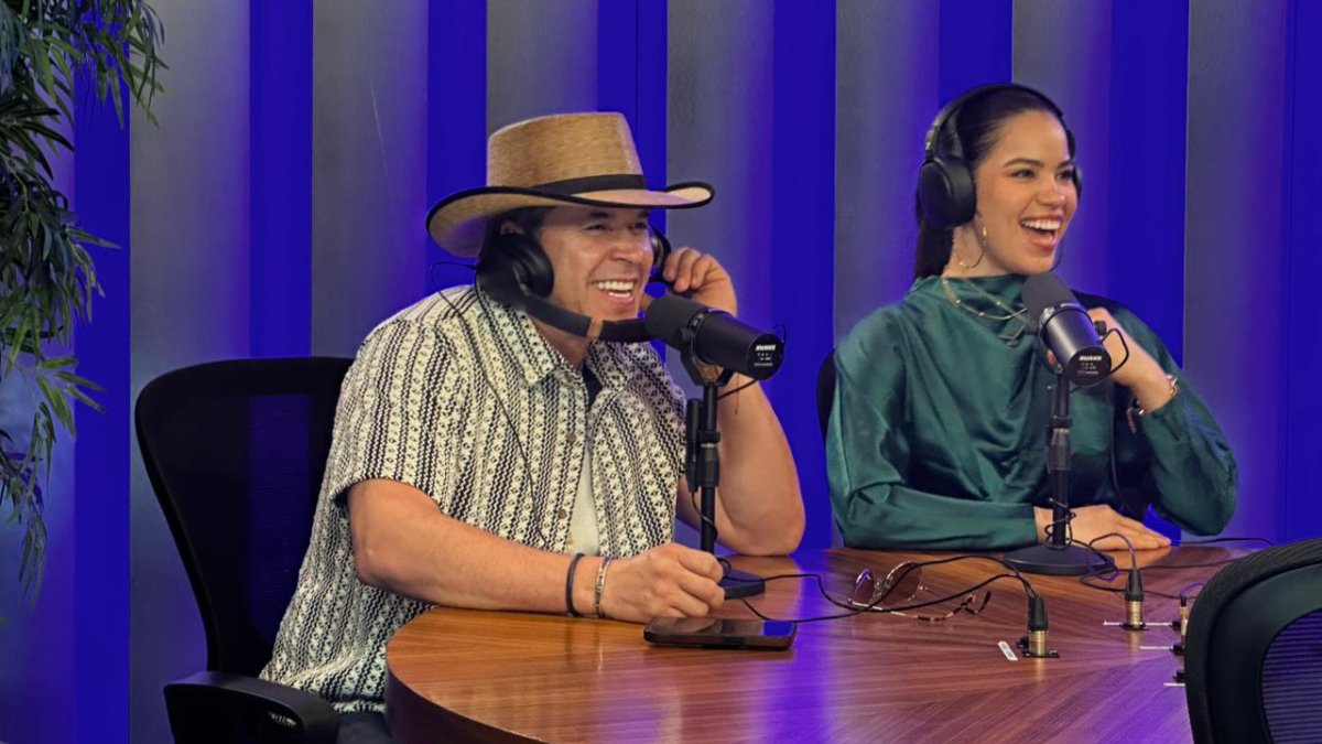 raul sandoval y silvia zepeda toman la cabina de vibra radio cantantes