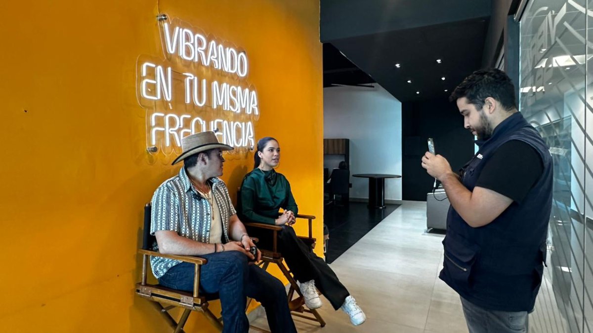 raul sandoval y silvia zepeda toman la cabina de vibra radio oficina
