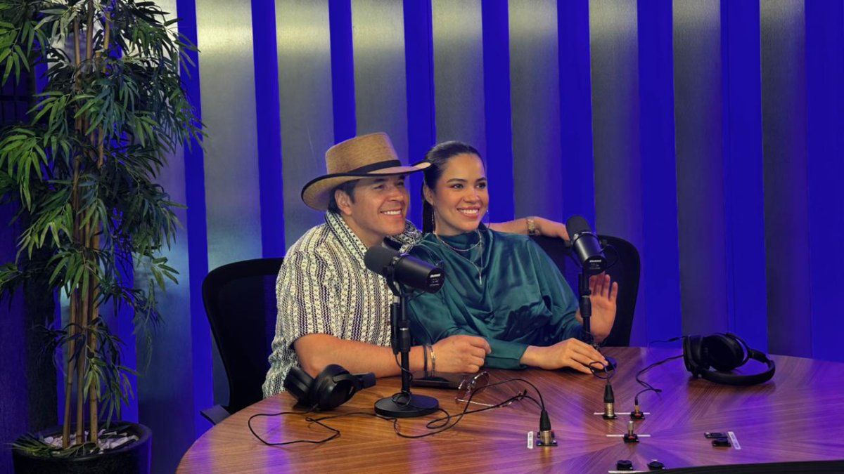 raul sandoval y silvia zepeda toman la cabina de vibra radio palomazo