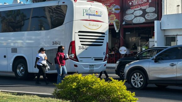 Boteo en el Malecón de Mazatlán, Sinaloa, exhibe falta de apoyo a colectivos de búsqueda del sur