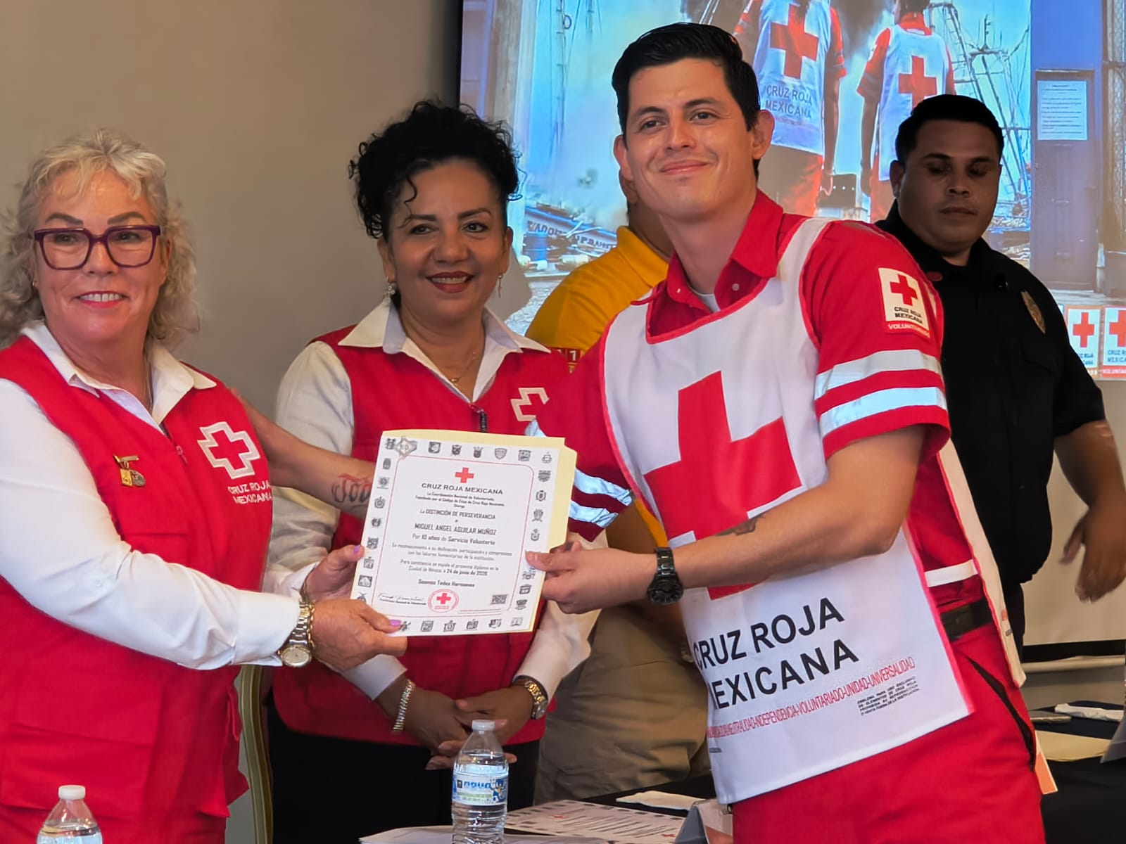 Reconocen a paramédicos de Cruz Roja Mazatlán en su día
