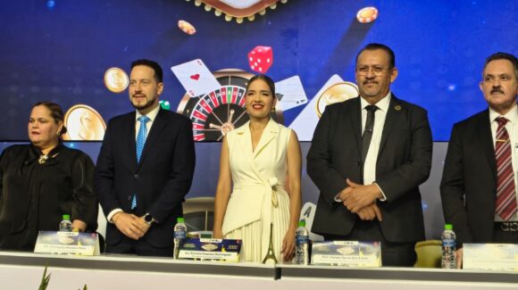 Reconocen trayectoria de 376 docentes y trabajadores de la educación con apoyos por 79.4 mdp en Sinaloa
