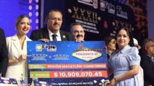 reconocen trayectoria de 376 docentes y trabajadores de la educacion maza