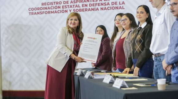 Con porras y vestida de guinda, Tere Guerra se registra en el proceso interno de Morena