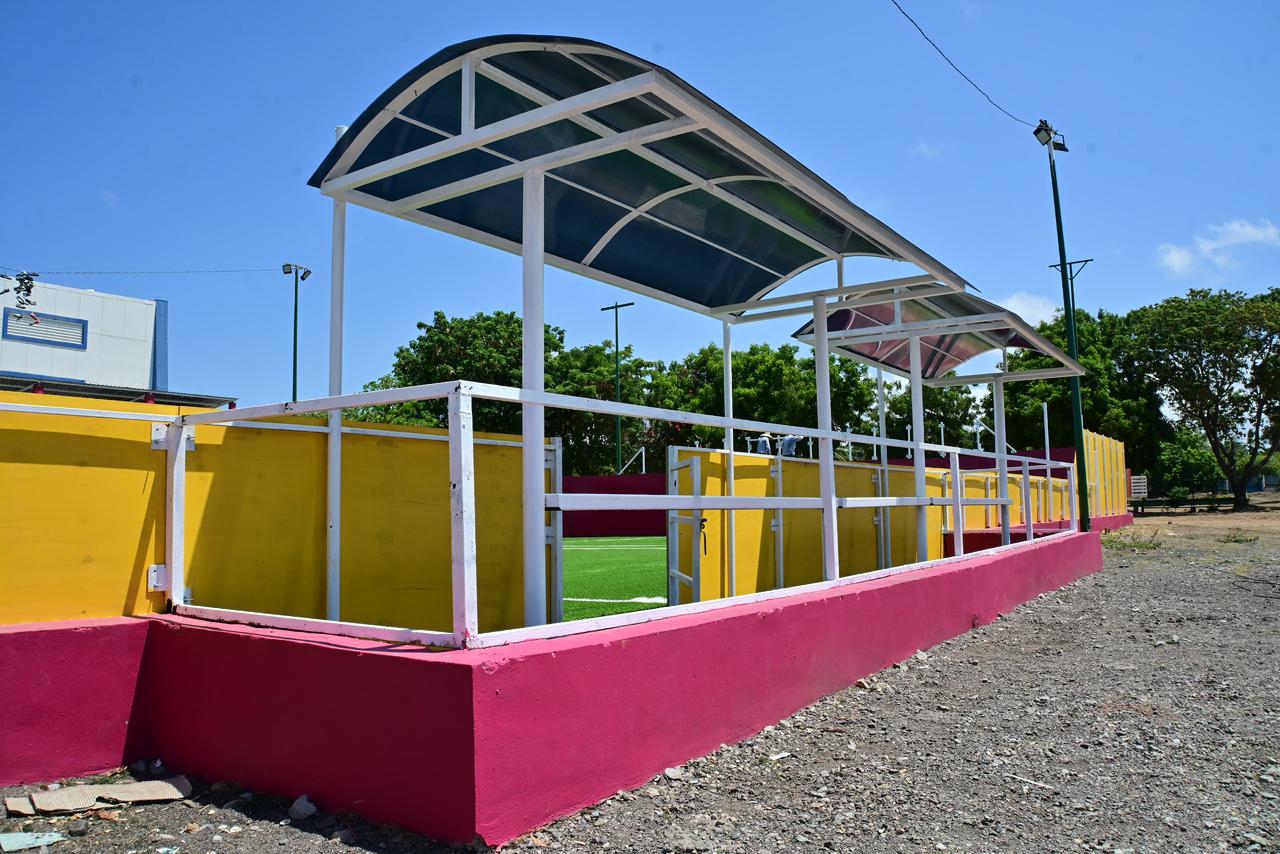 Rehabilitación de cancha de futbol en Unidad Deportiva Sahop, en Mazatlán