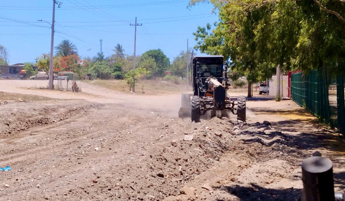 Rehabilitan caminos en zonas rurales de Mazatlán