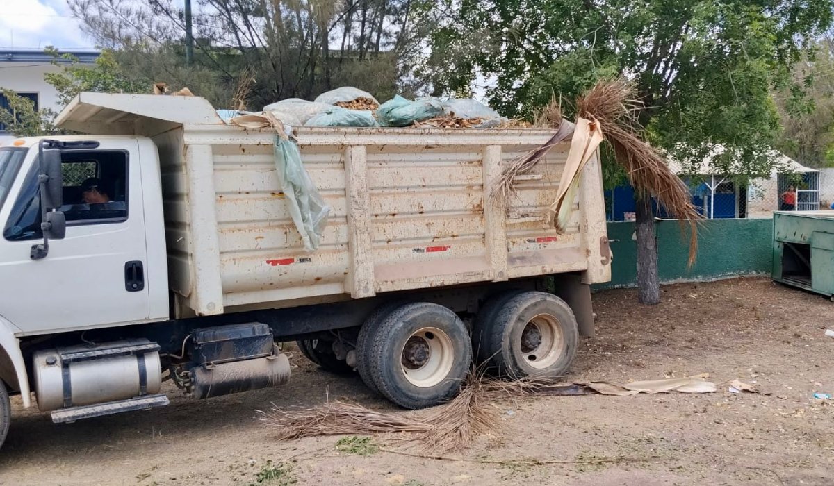 Rehabilitan caminos en zonas rurales de Mazatlán