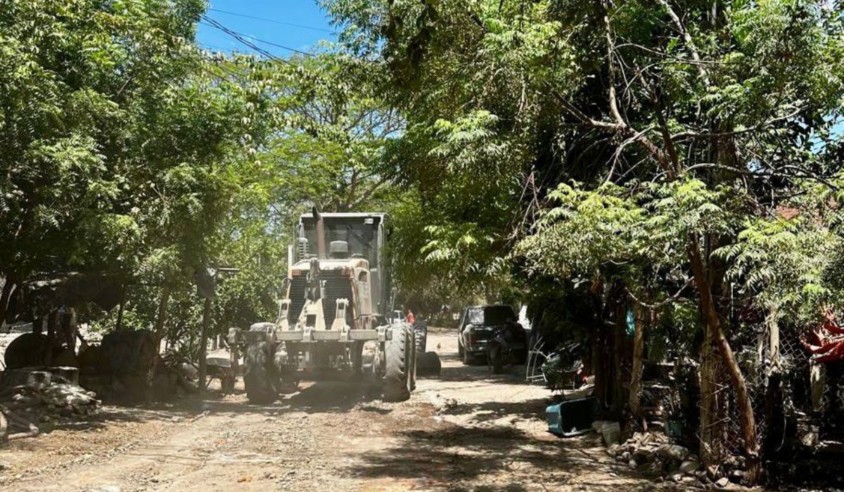 Rehabilitan caminos en zonas rurales de Mazatlán