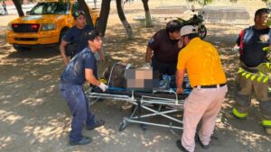 rescatan a hombre tras quedar bajo un auto en mazatlan sin