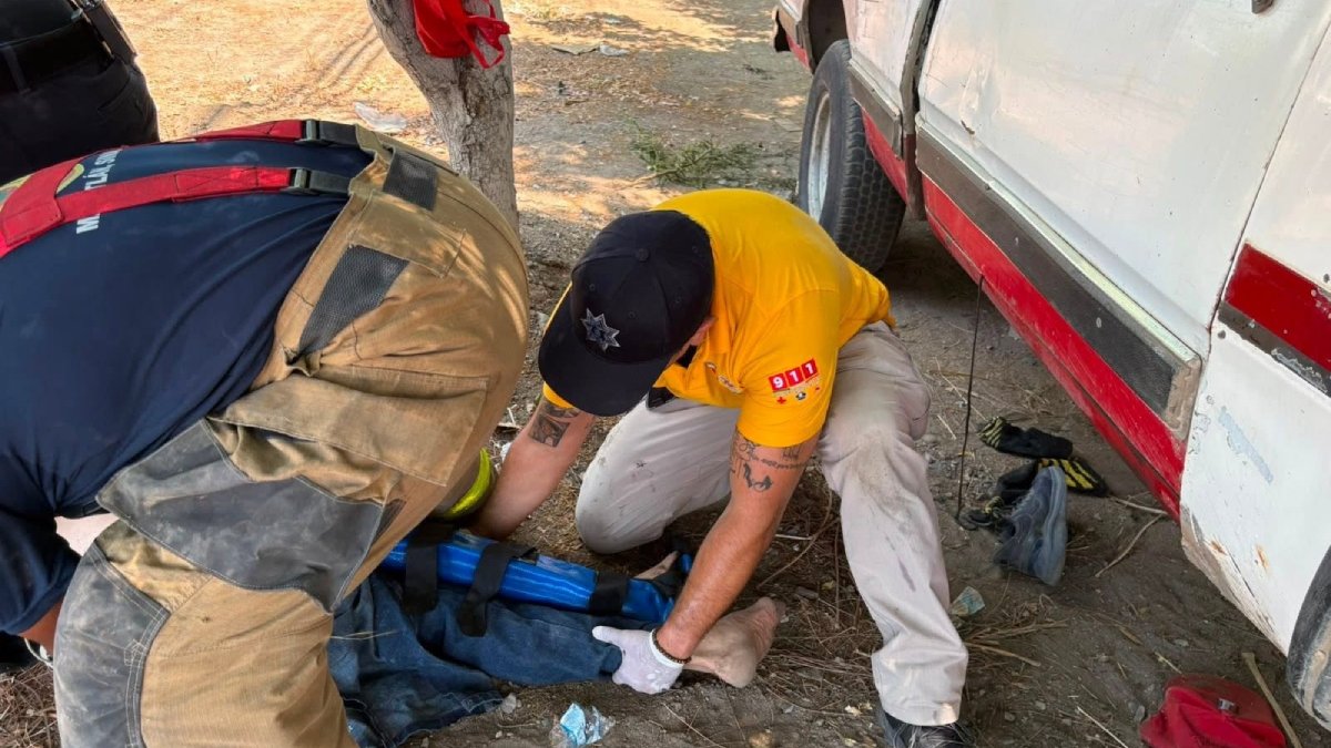 rescatan a hombre tras quedar bajo un auto en mazatlan