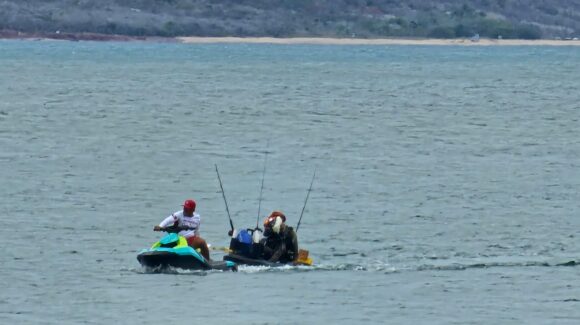 Rescatan a kayakista tras volcadura frente a las costas de Mazatlán