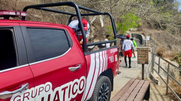 Cae turista en El Faro de Mazatlán, Sinaloa, tras descompensación; rescatistas le auxilian y lo trasladan al IMSS
