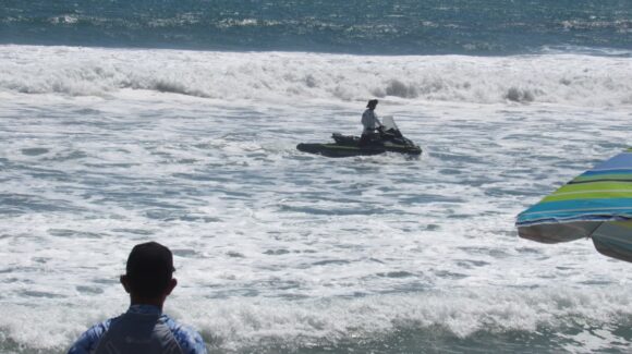 Rescata salvavidas a menor atrapado por el oleaje en Playa Norte de Mazatlán, Sinaloa