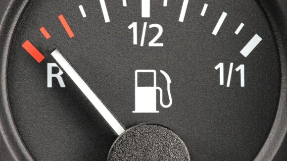 ¿Tu carro llegó a la reserva de la gasolina? Lo que hay que saber para calcular cuántos km puede seguir circulando