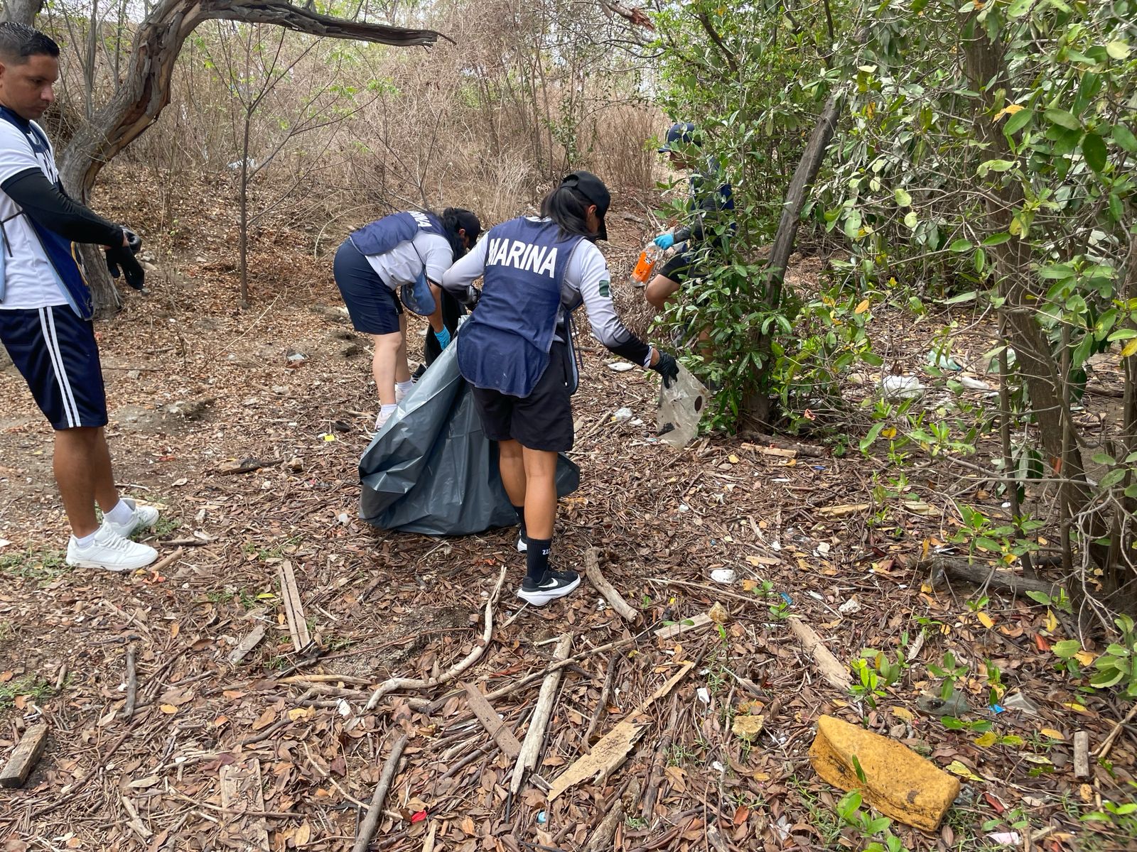 Marina retira más de 400 kilos de residuos del Estero de Urías