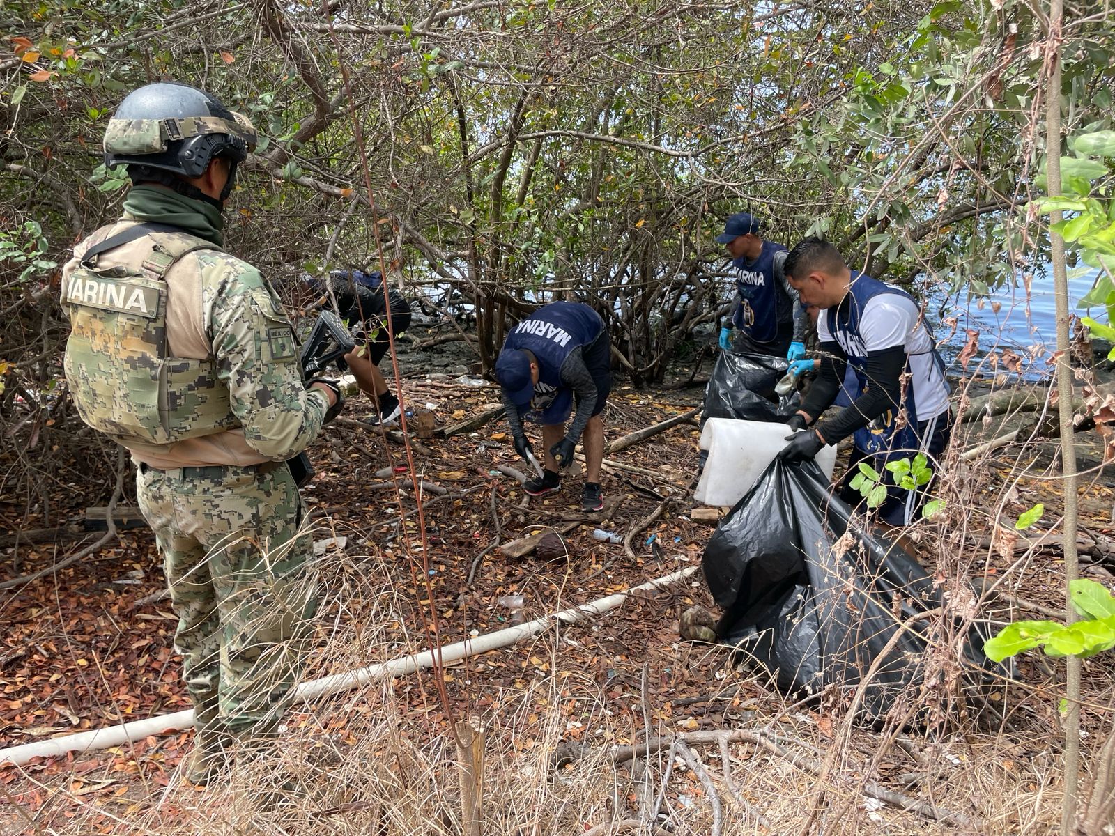 Marina retira más de 400 kilos de residuos del Estero de Urías