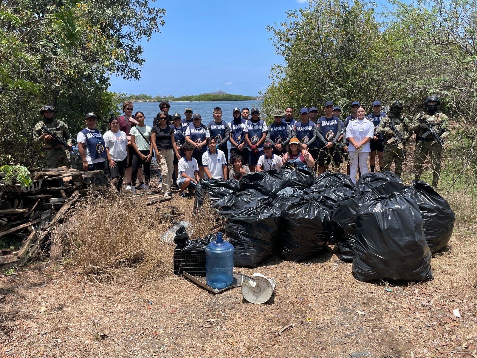 Marina retira más de 400 kilos de residuos del Estero de Urías