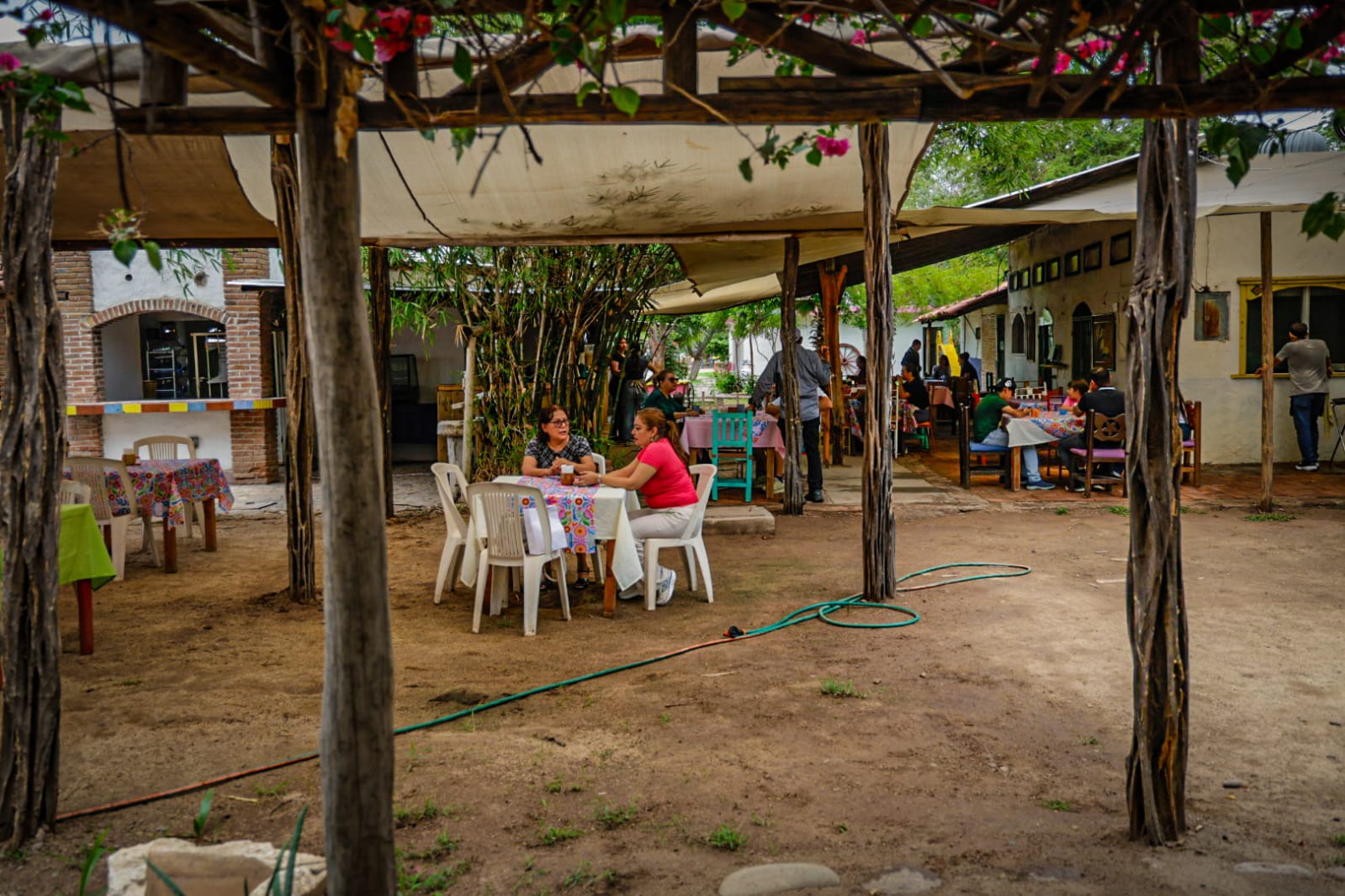 Comensales en el Restaurante La Chuparrosa Enamorada