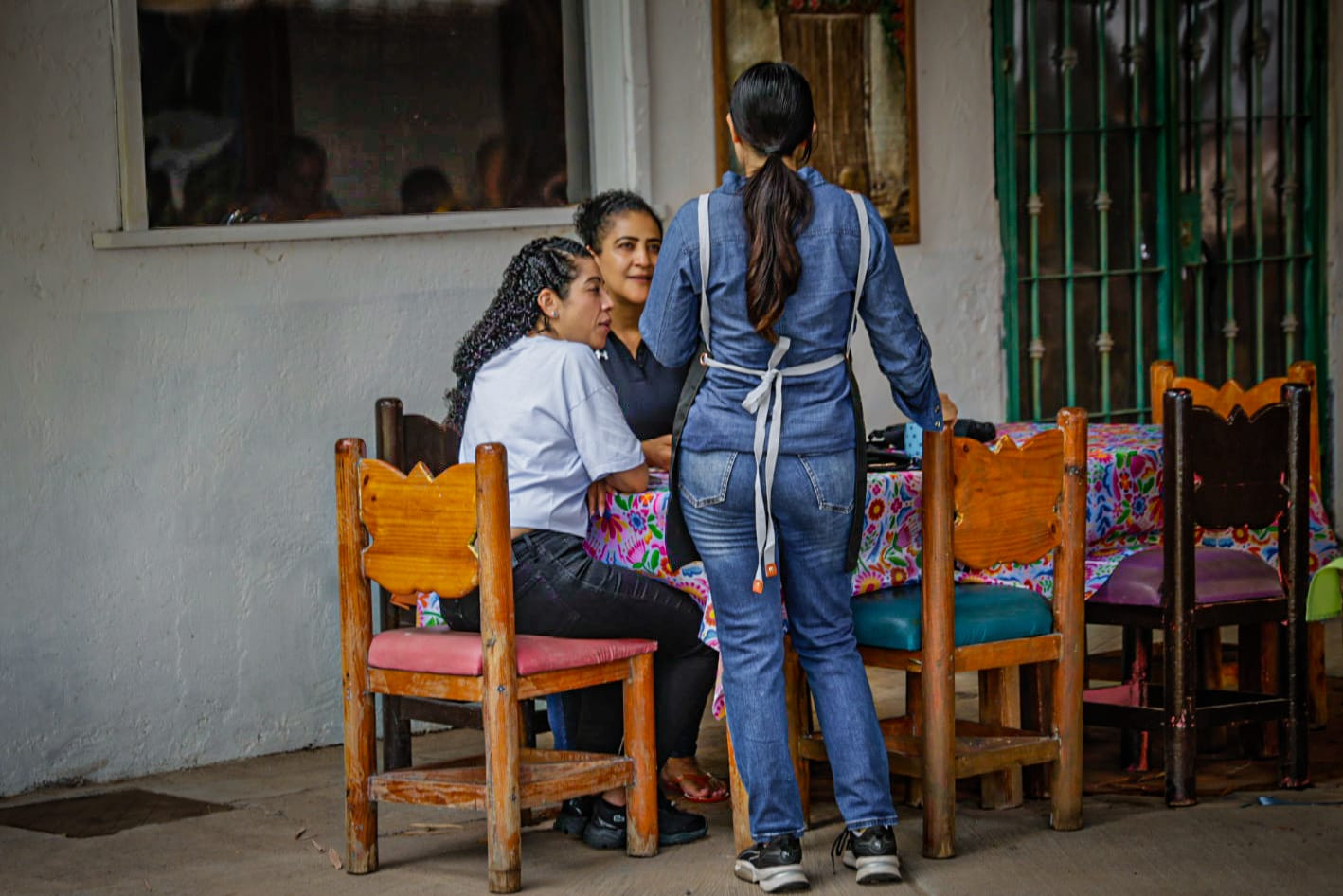 Comensales en el Restaurante La Chuparrosa Enamorada