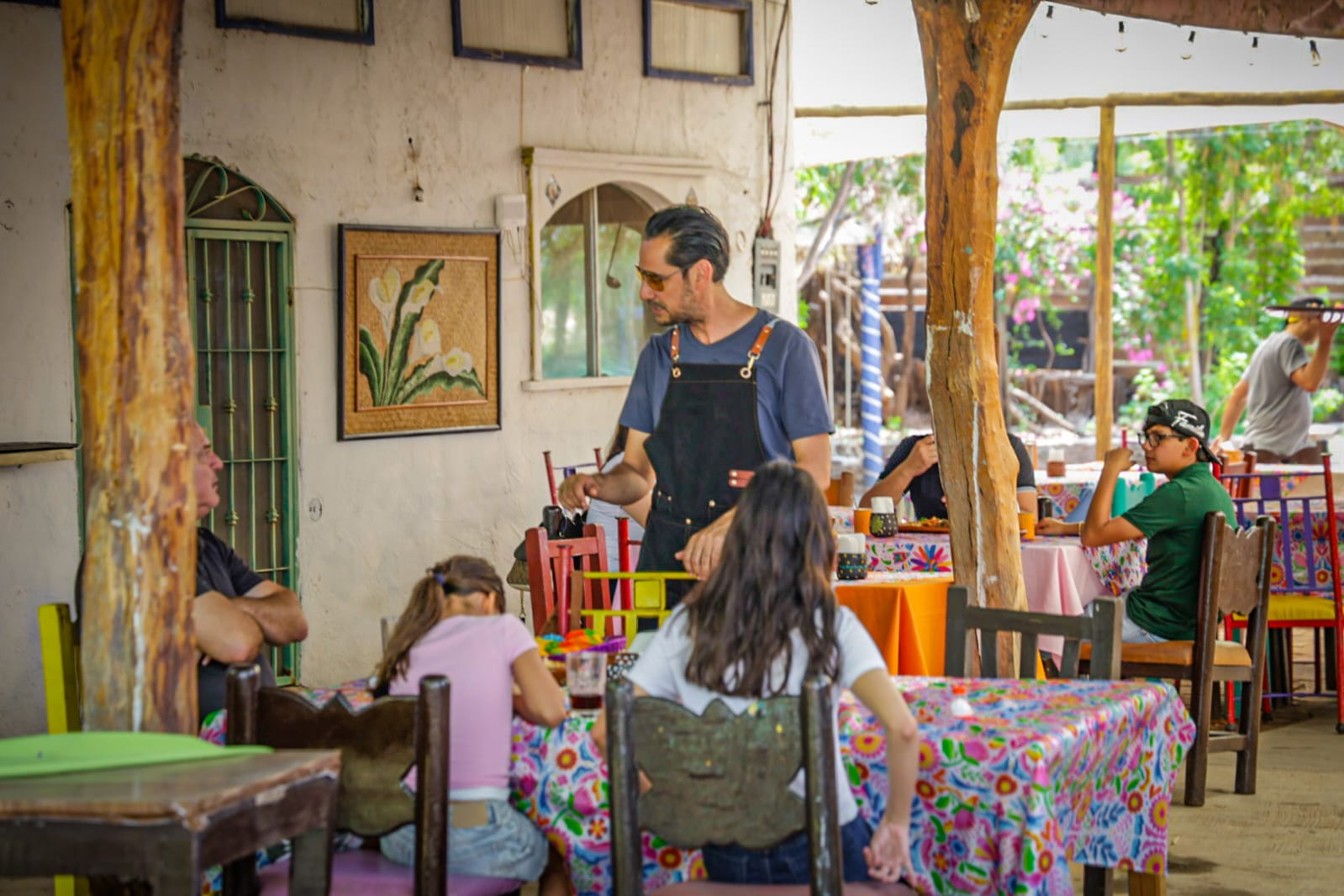 Comensales en el Restaurante La Chuparrosa Enamorada