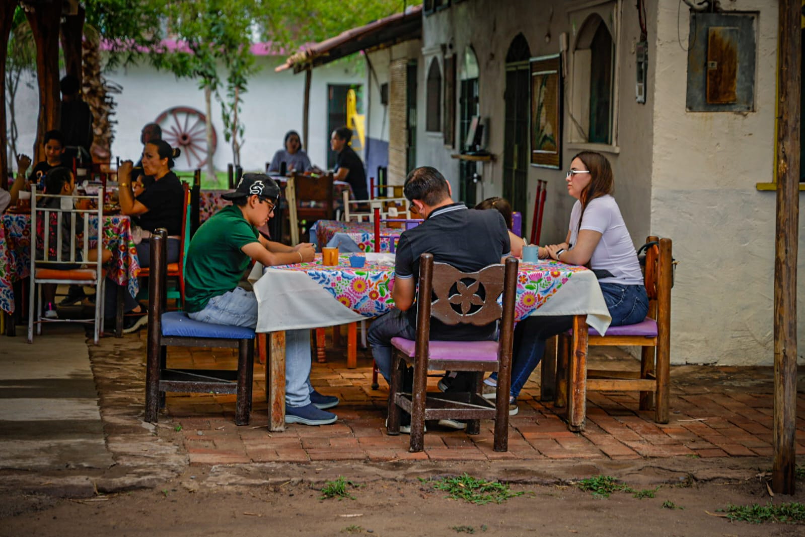 Comensales en el Restaurante La Chuparrosa Enamorada