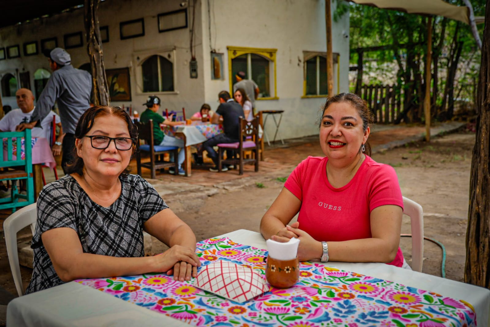 Comensales en el Restaurante La Chuparrosa Enamorada